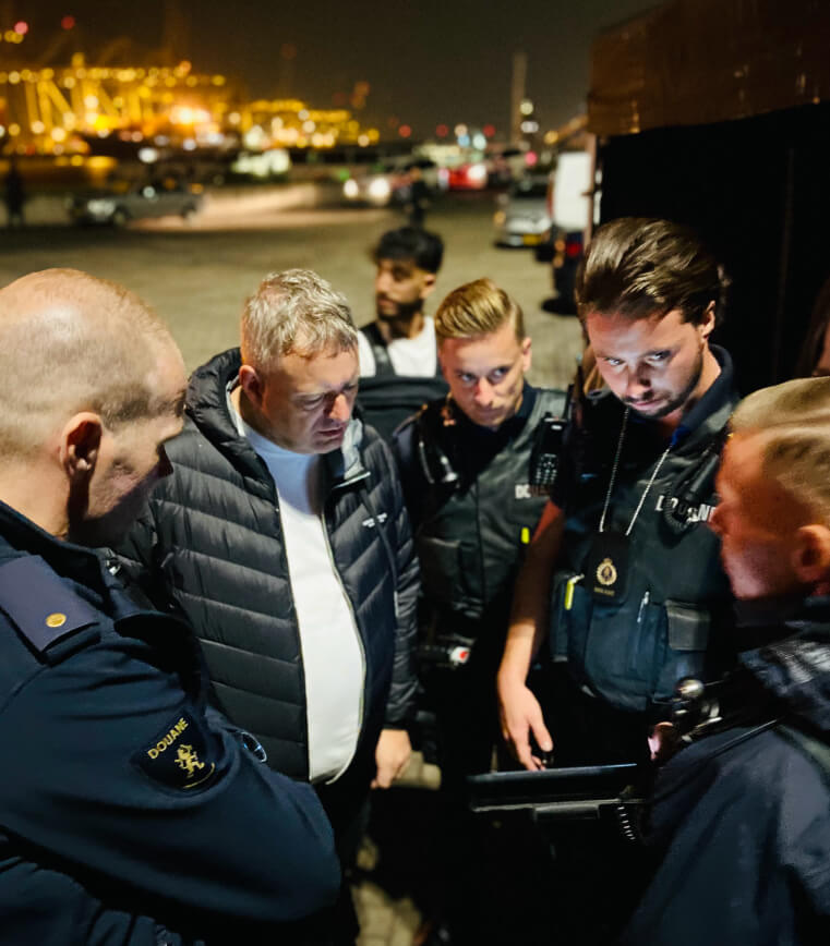 Acteurs bekijken in de haven van Rotterdam de scenes die zojuist zijn geschoten